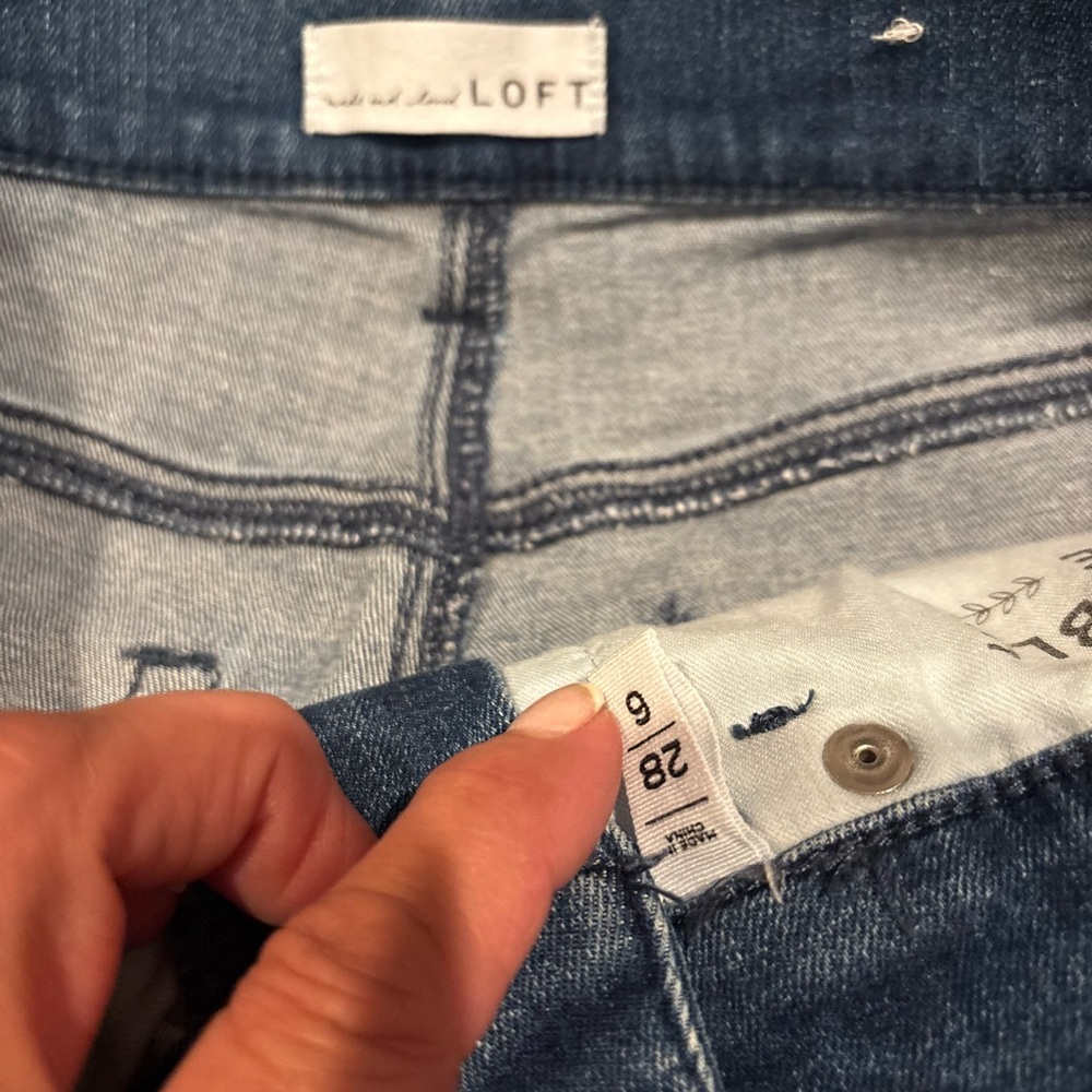Women's LOFT Blue Demim Jeans - distressed bottoms Size 28/6 NWOT - Picture 4 of 11